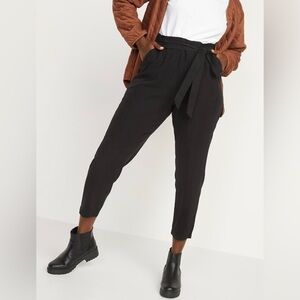 NWT! High-Waisted Cropped Belted Straight-Leg Pants for Women - Size Medium🎲